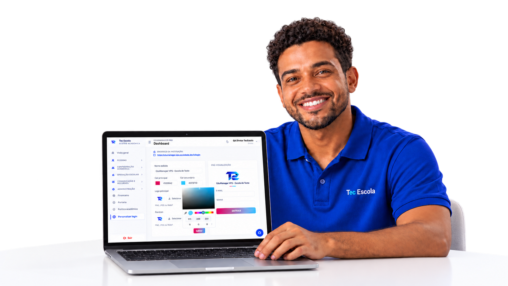 Educador sorrindo com o dashboard do Tec Escola visível no notebook e uniforme Tec Escola
