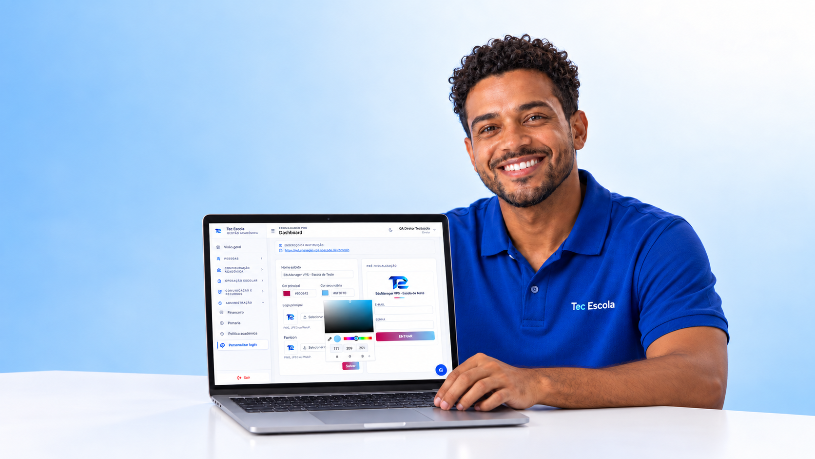 Educador sorrindo com o dashboard do Tec Escola visível no notebook e uniforme Tec Escola