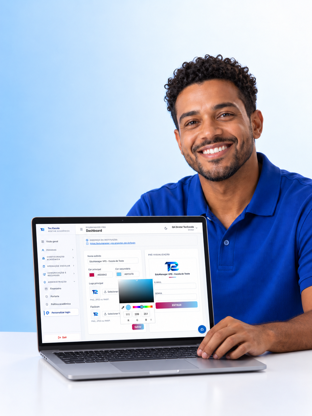 Educador sorrindo com o dashboard do Tec Escola visível no notebook