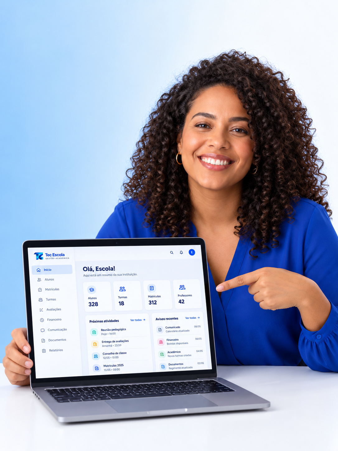 A mesma educadora apontando para o painel acadêmico no notebook