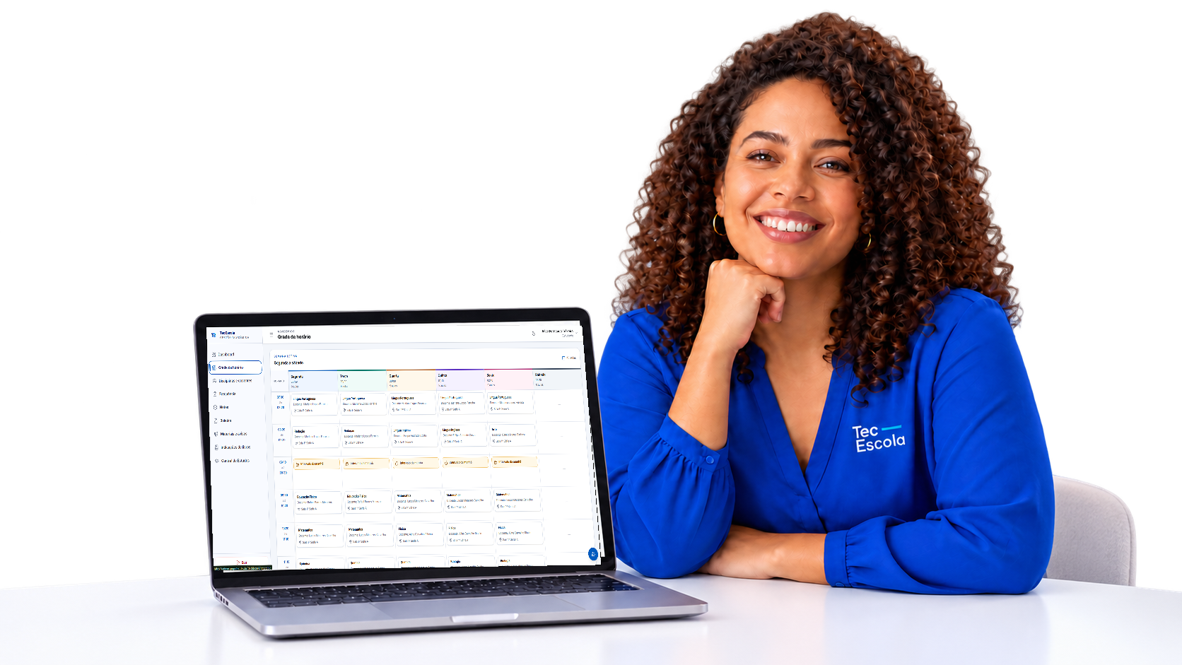 Educadora sorrindo com a grade de horários do Tec Escola no notebook e uniforme Tec Escola