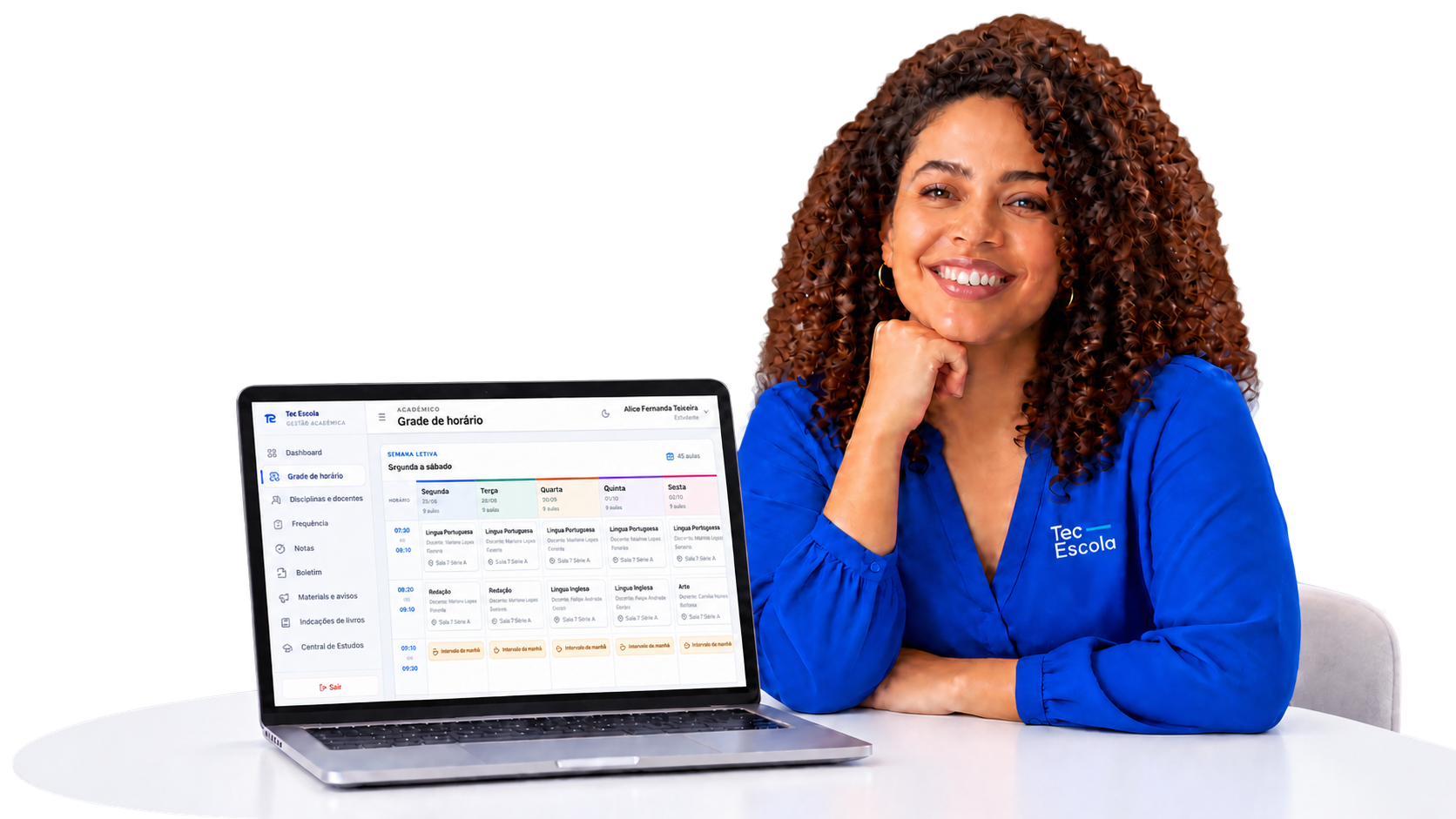 Educadora sorrindo com a grade de horários do Tec Escola no notebook e mesa oval