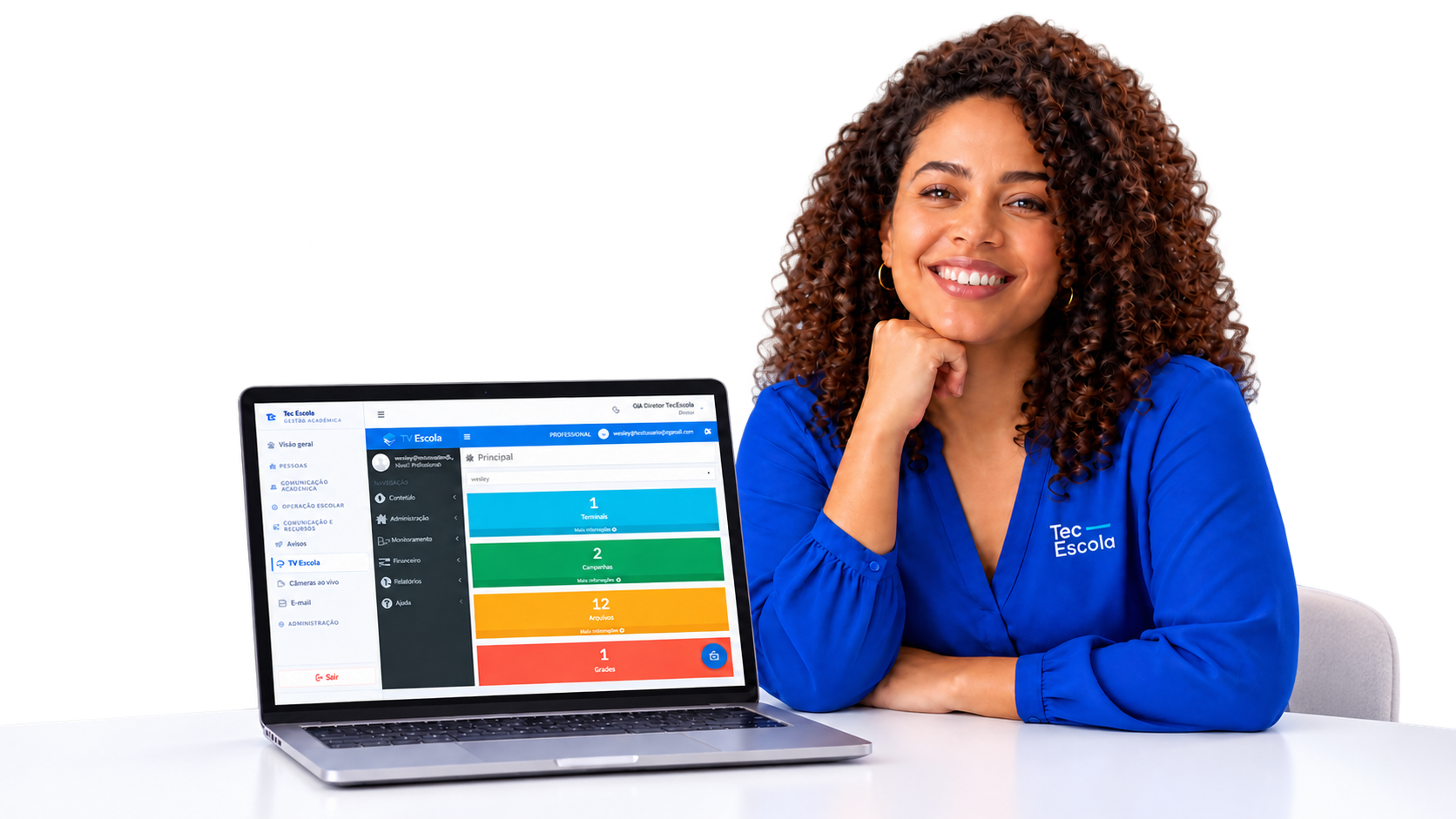 Educadora sorrindo com o painel TV Escola no notebook e uniforme Tec Escola
