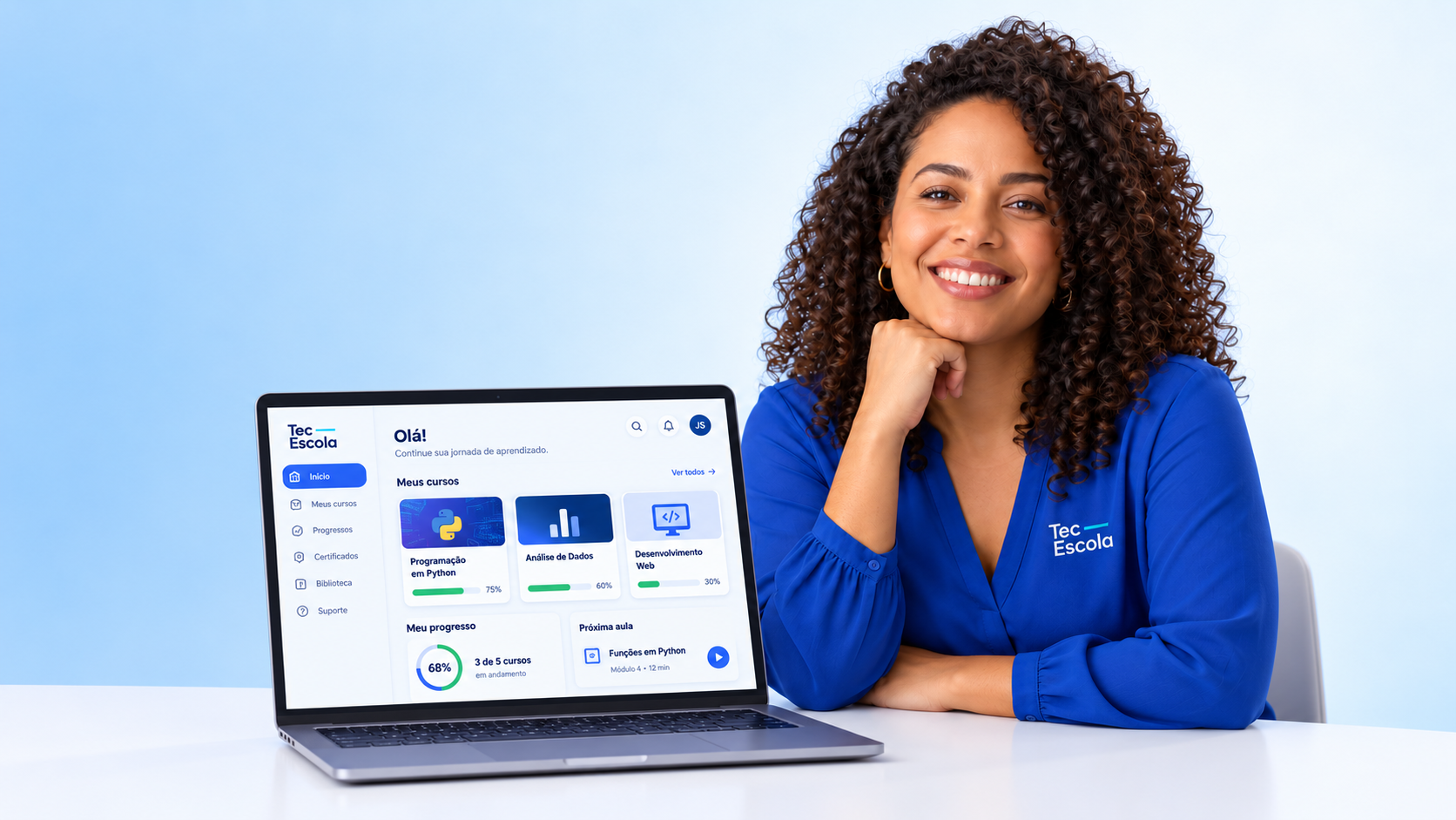 Educadora sorrindo com um notebook e uniforme Tec Escola