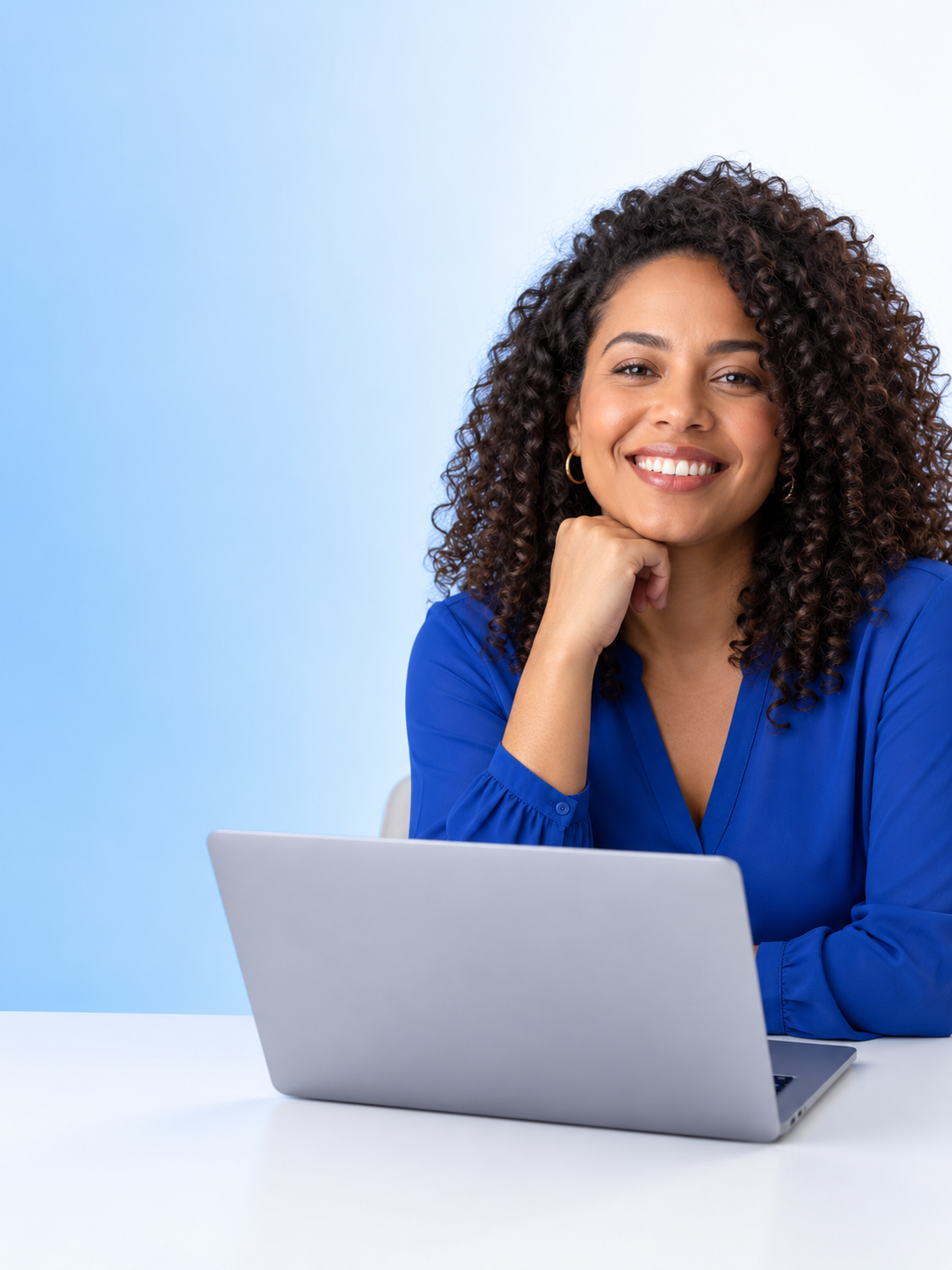 Educadora sorrindo com um notebook